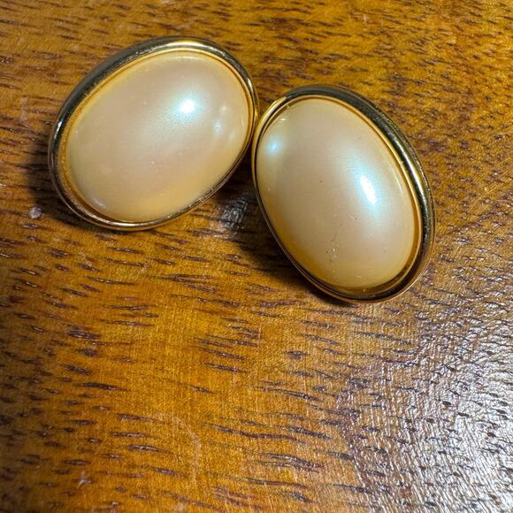 Vintage Large Faux Pearl Gold Tone Oval Stud Earrings - Picture 3 of 3